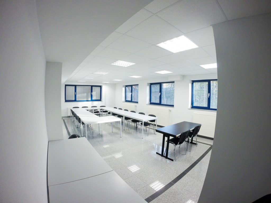 Schulungsraum mit angrenzender Spüle und Toilette