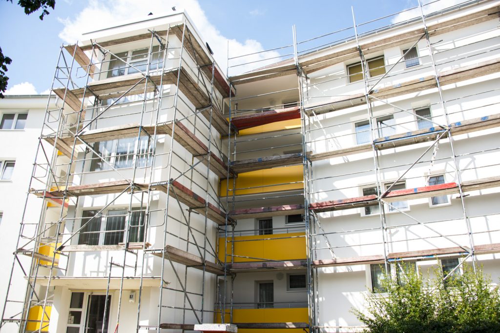 Mehrfamilienhaus mit Gerüst in Dortmund-Scharnhorst