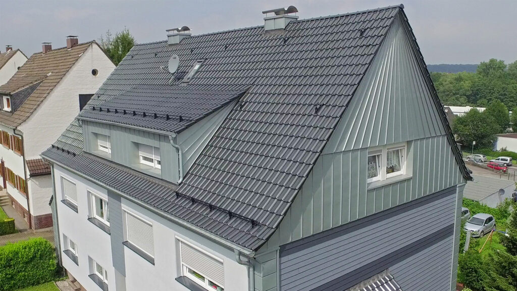 Dach- und Fassadensanierung in Gevelsberg: Stehfalzbleche in Zink vorbeweittert