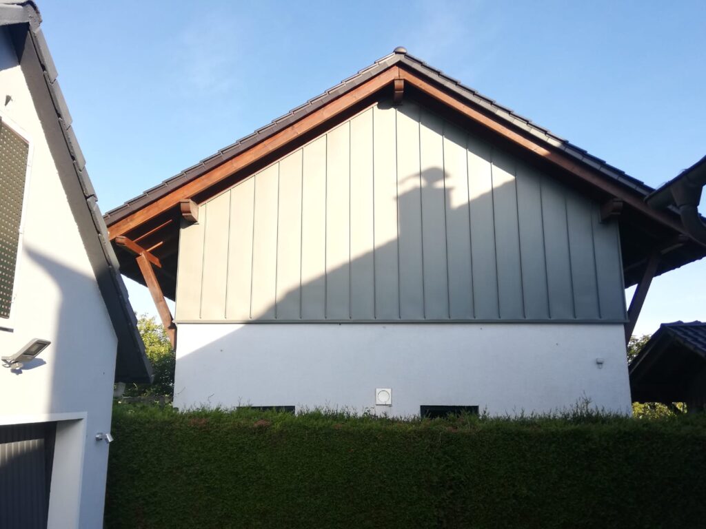 Zinkscharen mit VMZIN-Blechen im Farbton PIGMENTO grün