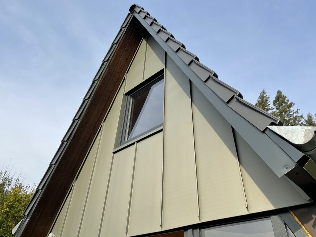 Giebelverkleidung mit Zinkscharen in Grün von VMZINC