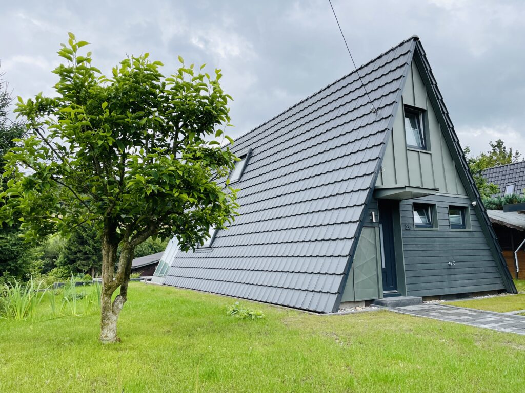 Nurdachhaus mit Stehfalzblechen von VMZINC in Pigmento Grün (Falzbleche als Giebelverkleidung)